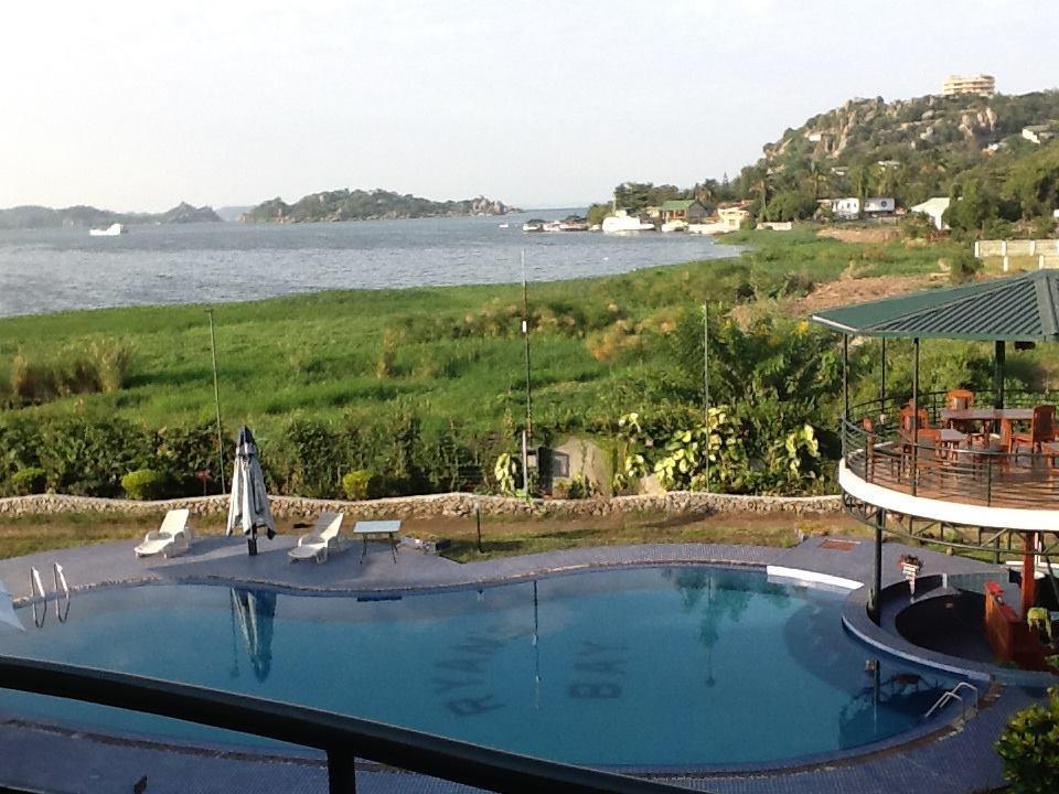 Ryan'S Bay Hotel موانزا المظهر الخارجي الصورة