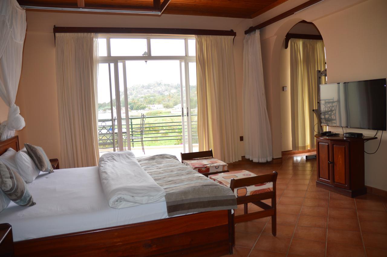 Ryan'S Bay Hotel موانزا المظهر الخارجي الصورة