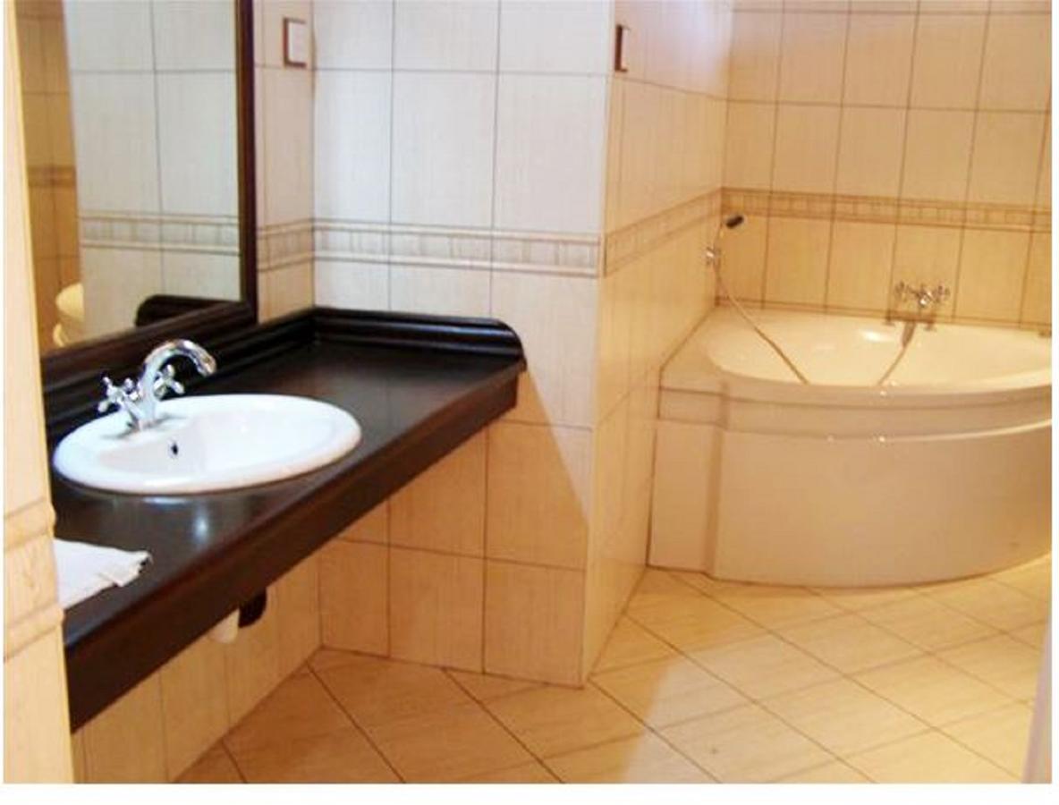 Ryan'S Bay Hotel موانزا المظهر الخارجي الصورة